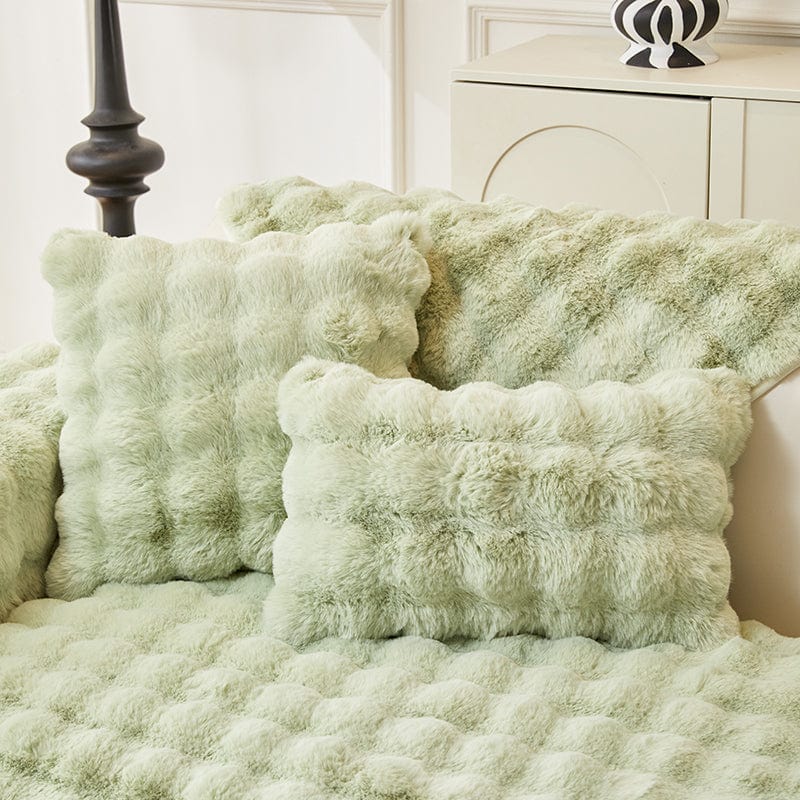 Housse de coussin EasyCover fausse fourrure molletonnée 45×45, à l'unité, Vert menthe clair bulles, posée sur un canapé