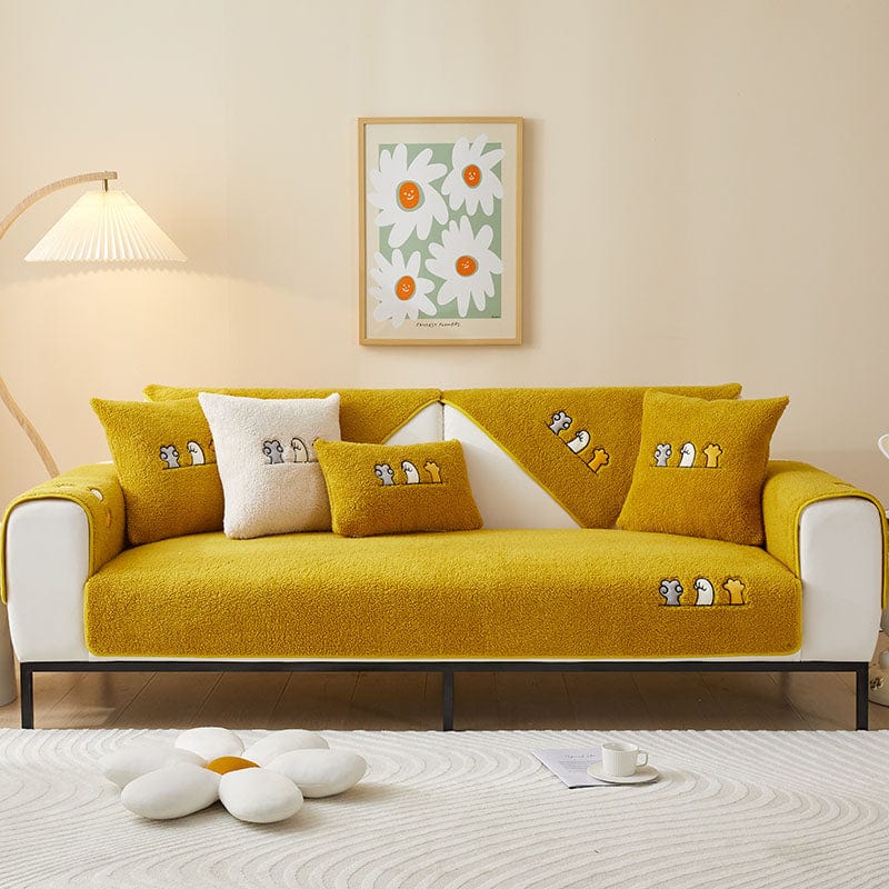 Housse de canapé EasyCover sherpa bouclé, Jaune moutonné, posée sur un canapé