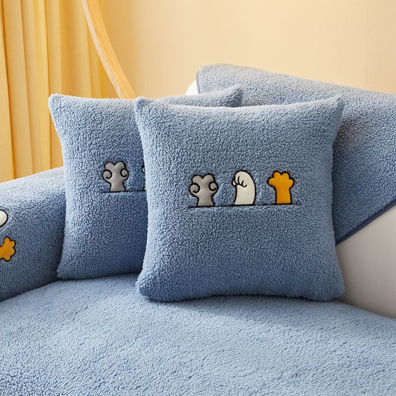 Housse de coussin EasyCover sherpa bouclé 45×45, à l'unité, Bleu moutonné, posée sur un canapé