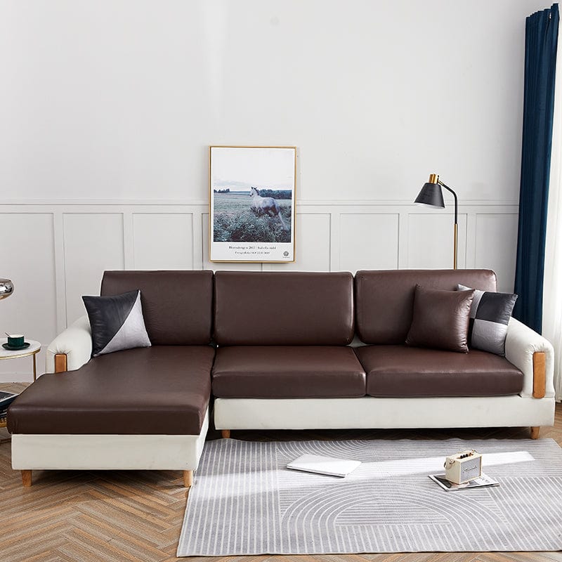 Housse de coussin de canapé en simili cuir, Acajou, posée sur les coussins d'assise et de dossier d'un canapé