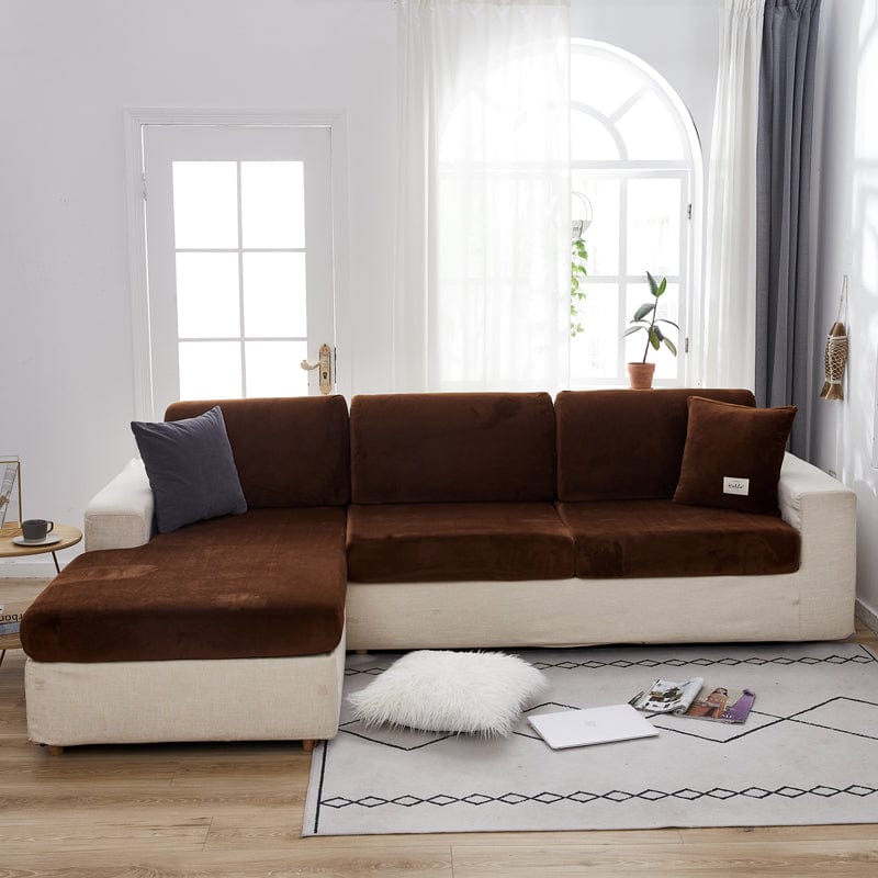 Housse de coussin de canapé en velours, Cacao, posée sur les coussins d'assise et de dossier d'un canapé