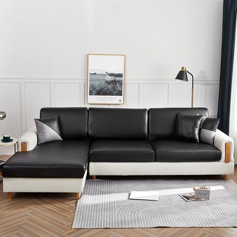 Housse de coussin de canapé en simili cuir, Noir onyx, posée sur les coussins d'assise et de dossier d'un canapé