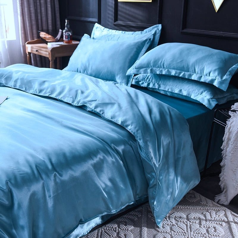 Parure de lit Bleu ciel type satin - Drap housse / Housse de couette / 2 taies d'oreiller La Maison des Housses