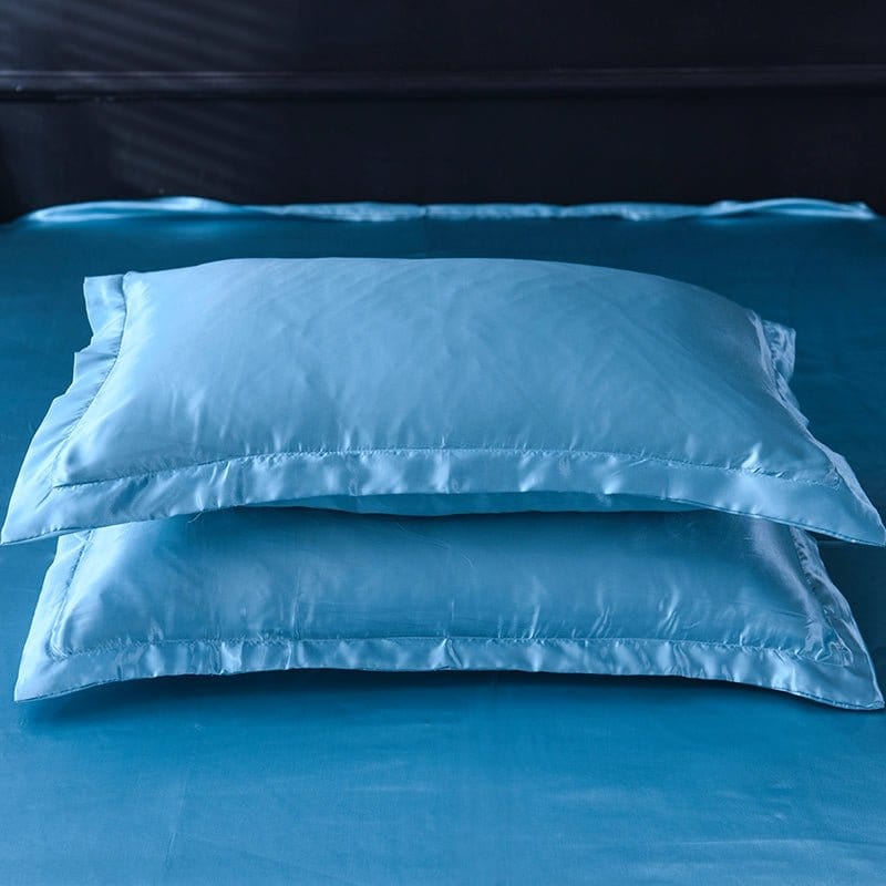 Parure de lit Bleu ciel type satin - Drap housse / Housse de couette / 2 taies d'oreiller La Maison des Housses