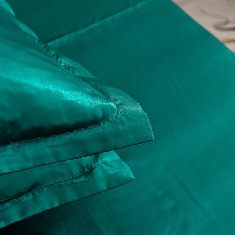 Parure de lit Vert type satin - Drap housse / Housse de couette / 2 taies d'oreiller La Maison des Housses