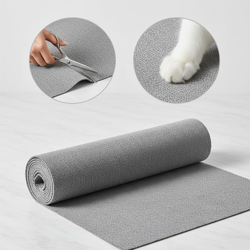 Rouleau de tapis à griffer ScratchGuard™ gris clair, découpé aux ciseaux, et patte de chat posée dessus