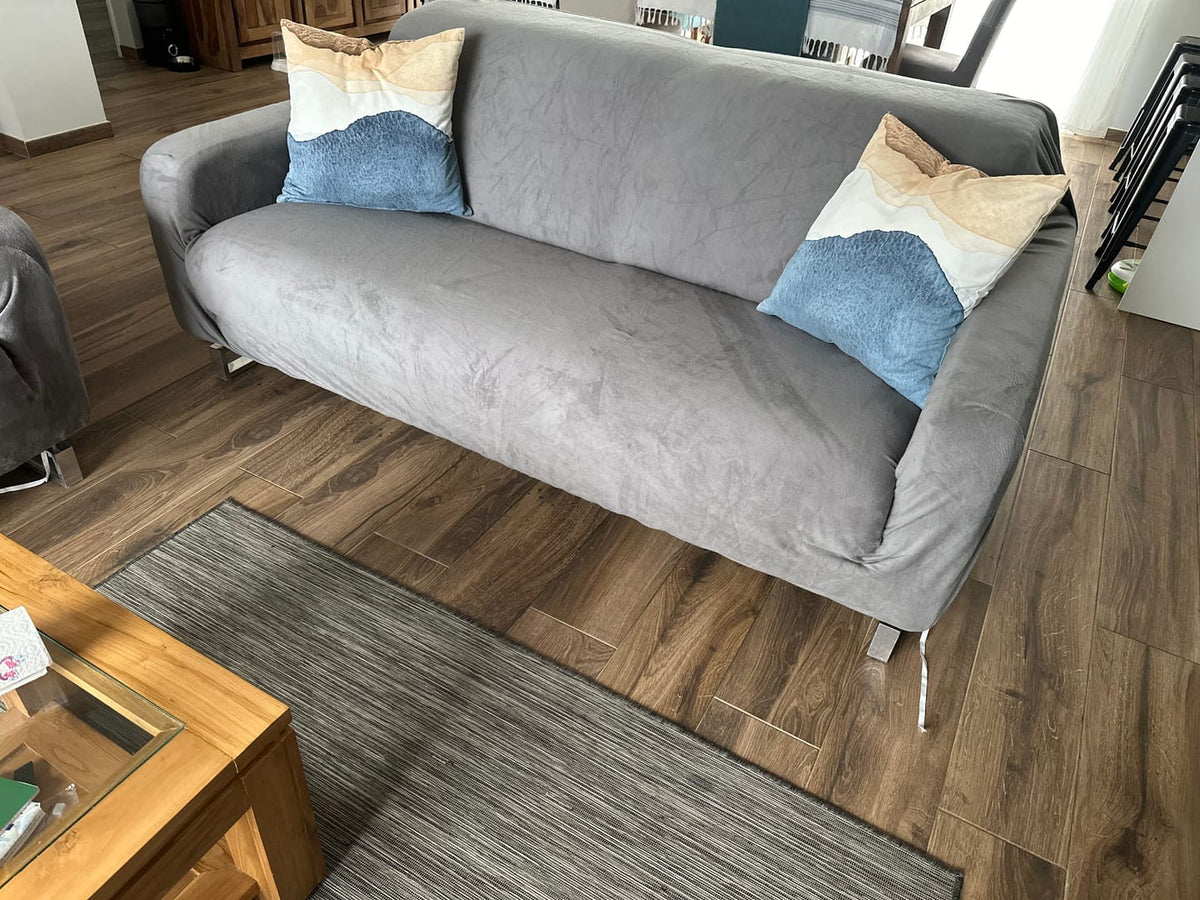 Canapé en velours gris habillé de sa housse, photo envoyée par une cliente