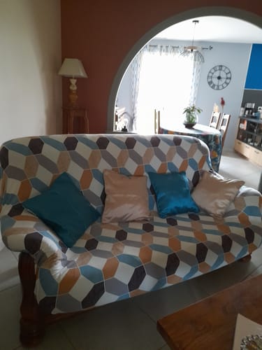 Canapé habillé d'une housse extensible Géométrique terracotta et bleu, photo envoyée par Sandrine Q. avec son avis
