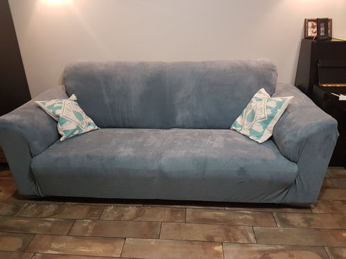 Canapé habillé d'une housse en velours Bleu acier, photo envoyée par Manon G. avec son avis
