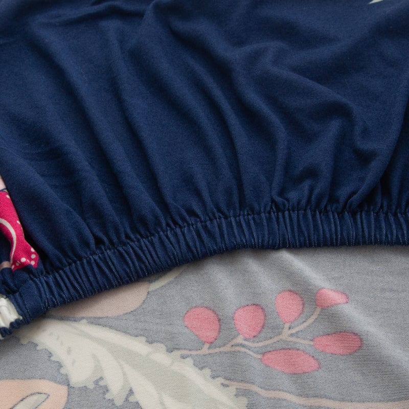 Housse de coussin de canapé extensible, Bleu marine fleurs roses, posée sur les coussins d'assise et de dossier d'un canapé — vue 5
