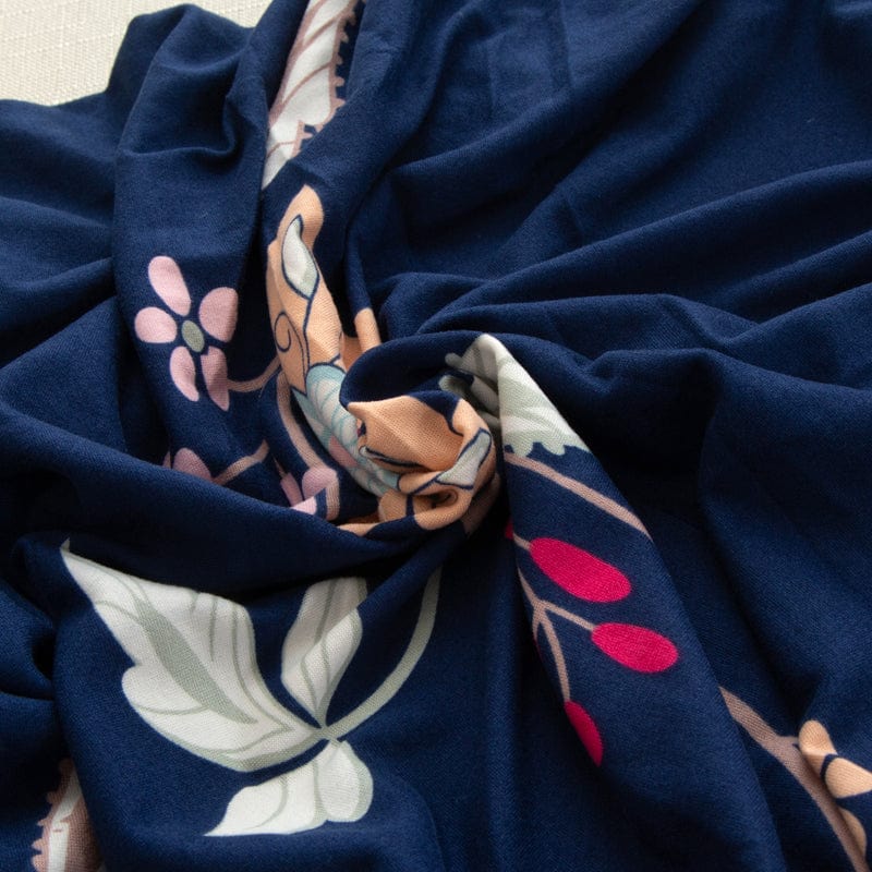 Housse de coussin de canapé extensible, Bleu marine fleurs roses, posée sur les coussins d'assise et de dossier d'un canapé — vue 4