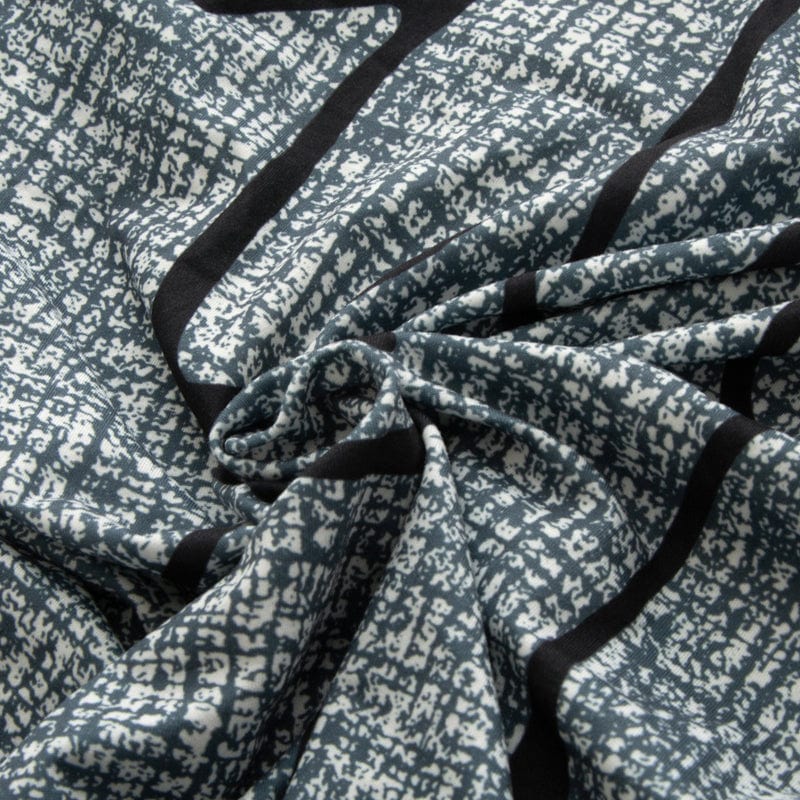 Housse de coussin de canapé extensible, Gris fleurs géantes, posée sur les coussins d'assise et de dossier d'un canapé — vue 4