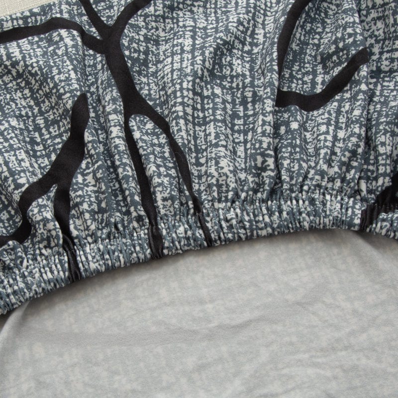 Housse de coussin de canapé extensible, Gris fleurs géantes, posée sur les coussins d'assise et de dossier d'un canapé — vue 5