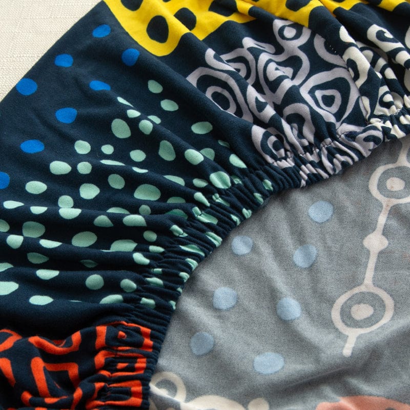 Housse de coussin de canapé extensible, Marine carrés graphiques, posée sur les coussins d'assise et de dossier d'un canapé — vue 5