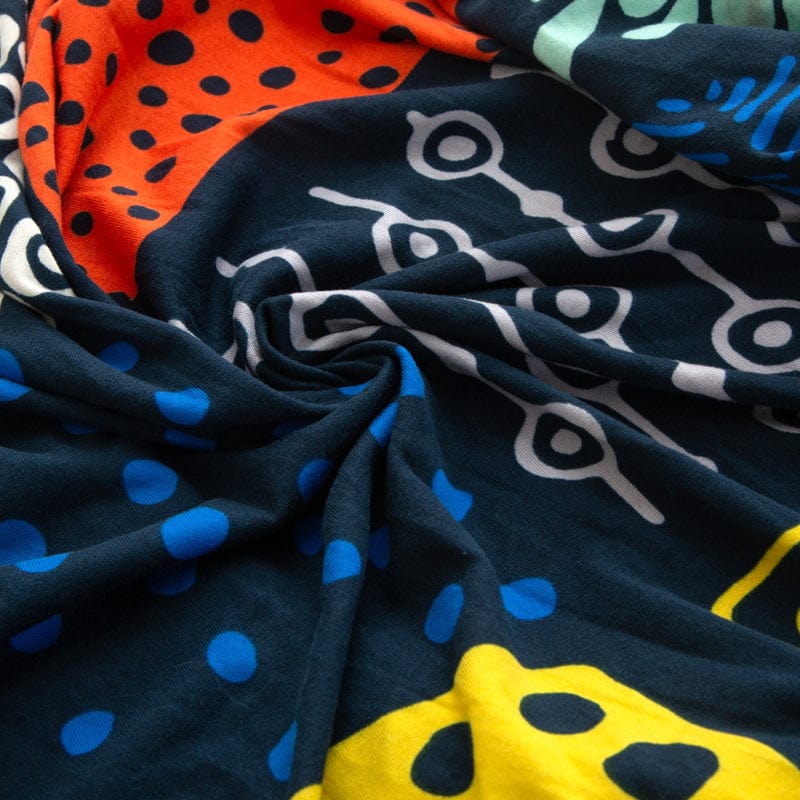 Housse de coussin de canapé extensible, Marine carrés graphiques, posée sur les coussins d'assise et de dossier d'un canapé — vue 4