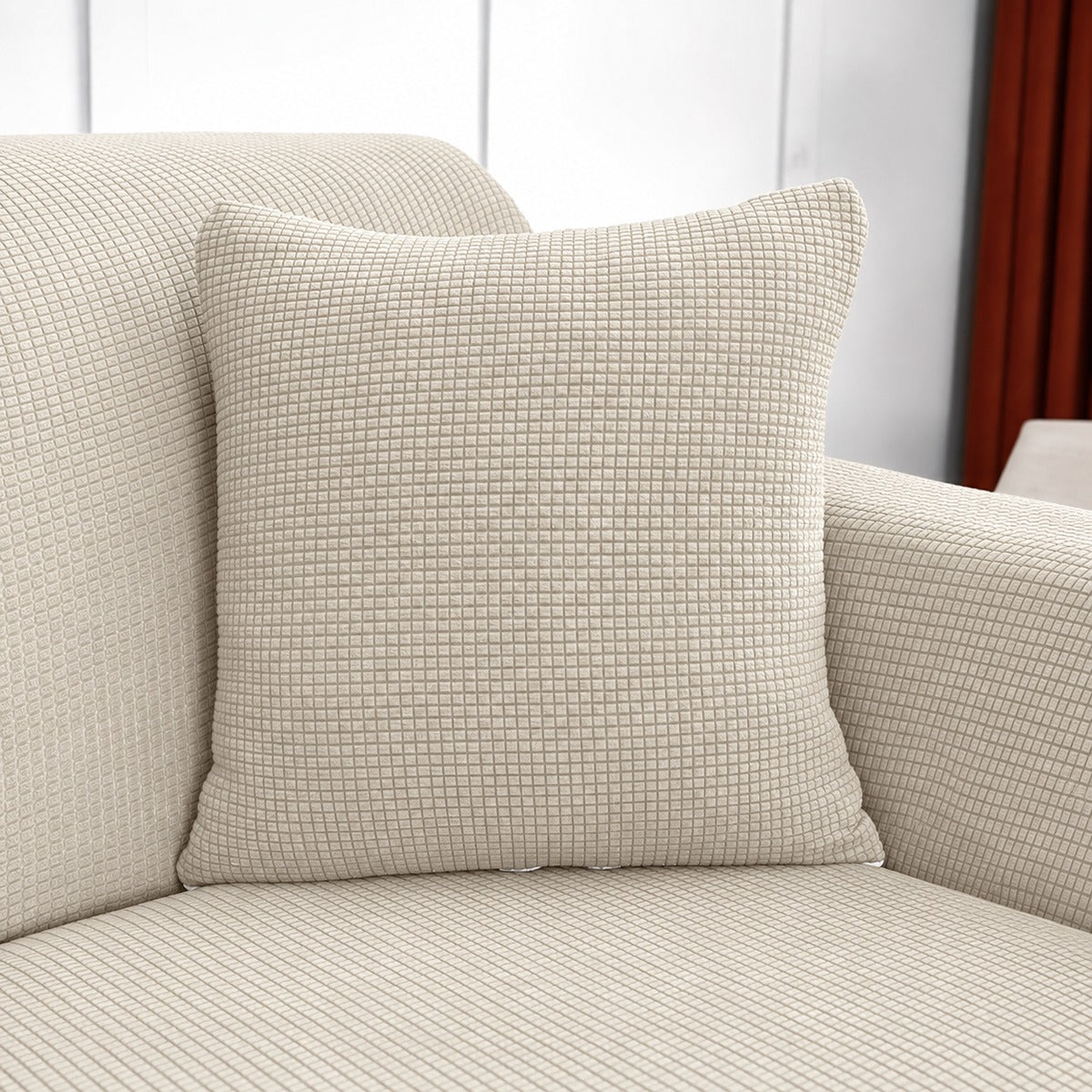 Housse de coussin déperlante 45×45, à l'unité, Blanc cassé, posée sur un canapé