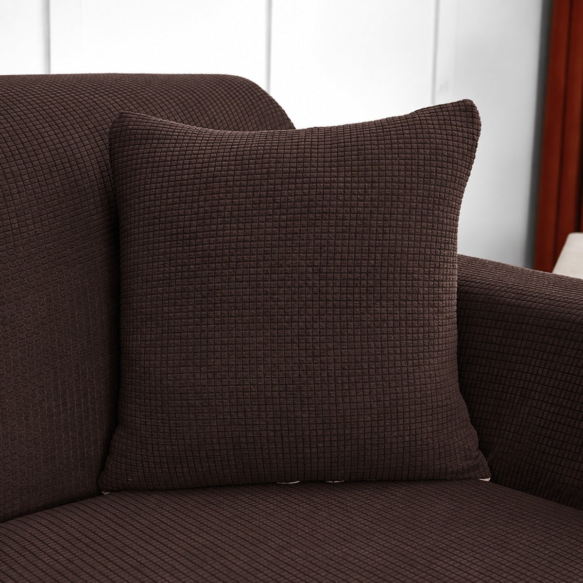Housse de coussin déperlante 45×45, à l'unité, Chocolat, posée sur un canapé