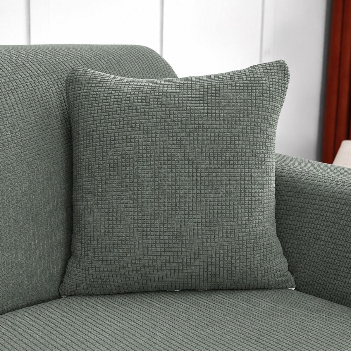 Housse de coussin déperlante 45×45, à l'unité, Vert sauge, posée sur un canapé