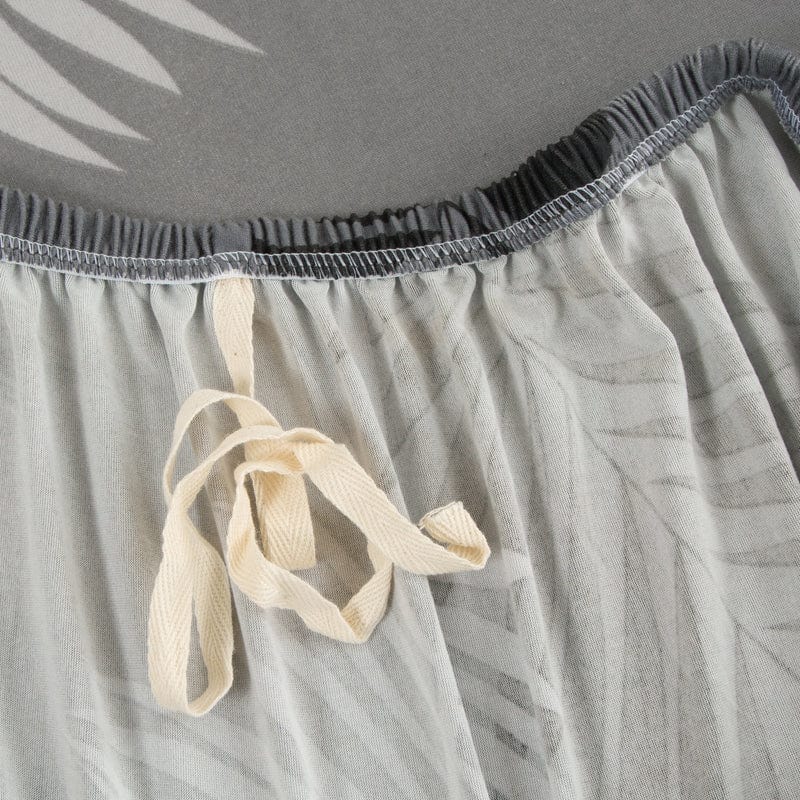Housse de coussin de canapé extensible, Gris palmes, posée sur les coussins d'assise et de dossier d'un canapé — vue 5