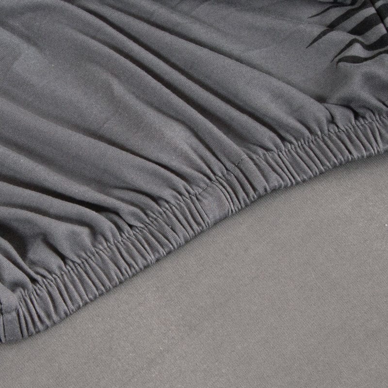 Housse de coussin de canapé extensible, Gris palmes, posée sur les coussins d'assise et de dossier d'un canapé — vue 4