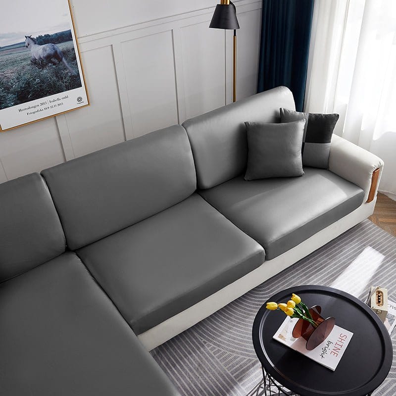 Housse de coussin de canapé en simili cuir, Gris galet, posée sur les coussins d'assise et de dossier d'un canapé — vue 2