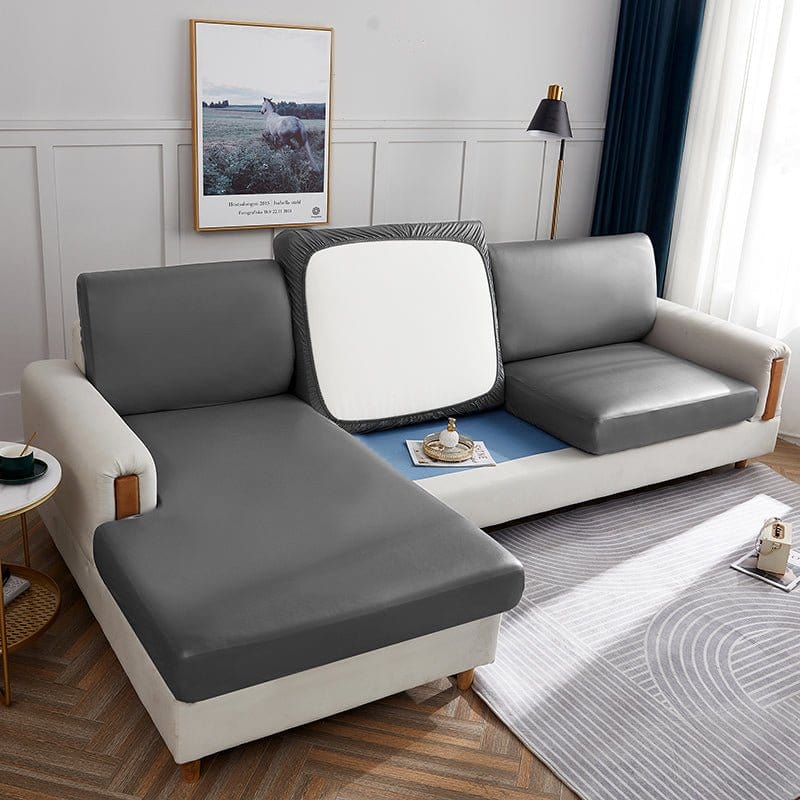 Housse de coussin de canapé en simili cuir, Gris galet, posée sur les coussins d'assise et de dossier d'un canapé — vue 3