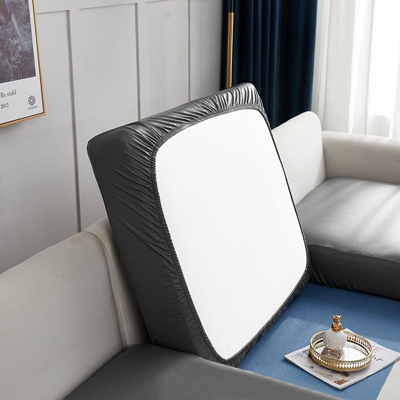 Housse de coussin de canapé en simili cuir, Gris galet, posée sur les coussins d'assise et de dossier d'un canapé — vue 4