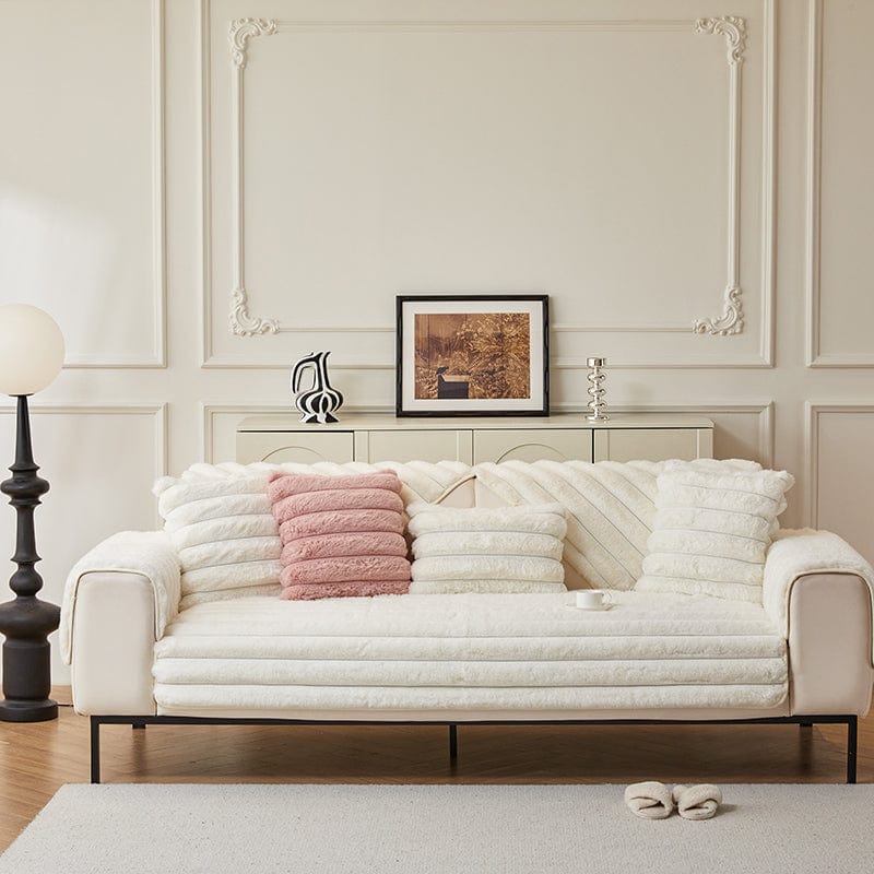Housse de canapé EasyCover fausse fourrure, Blanc cassé bandes, posée sur un canapé