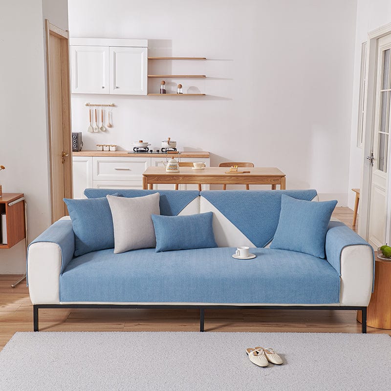 Housse de canapé EasyCover chenille, Bleu chenille, posée sur un canapé