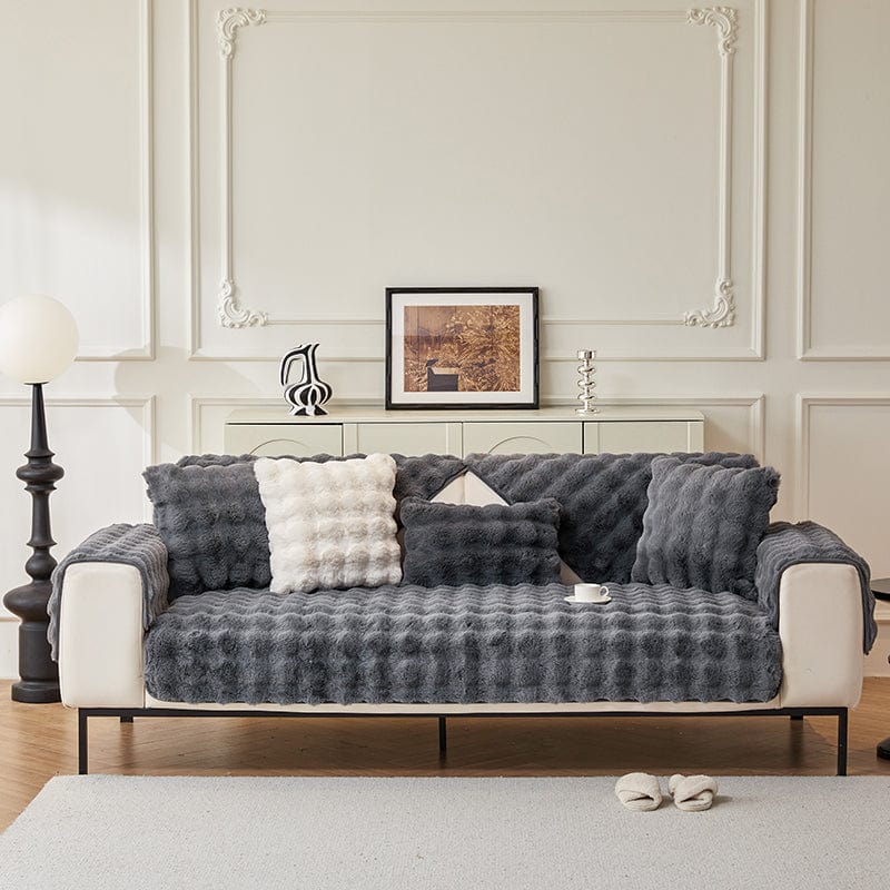 Housse de canapé EasyCover fausse fourrure molletonnée, Gris bulles, posée sur un canapé