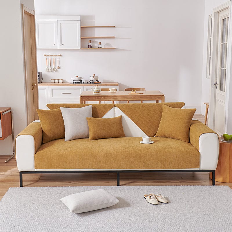 Housse de canapé EasyCover chenille, Camel, posée sur un canapé