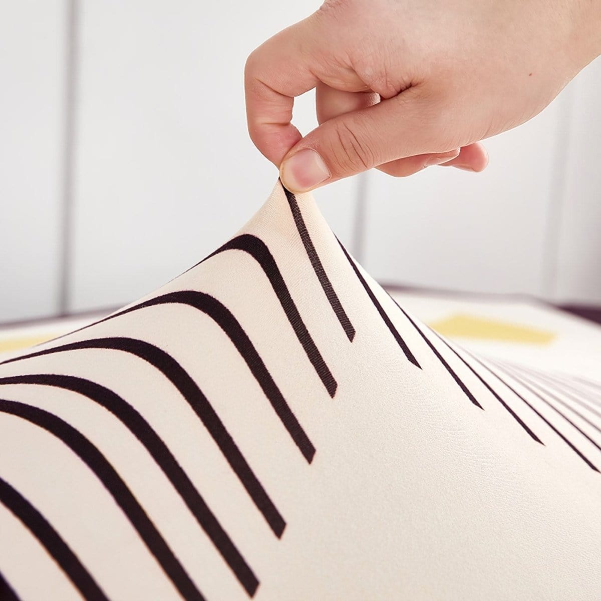 Housse de fauteuil extensible Écru chevrons jaunes — vue 4