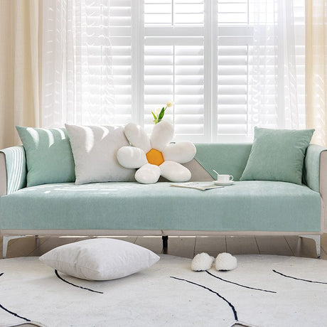 Housse de canapé EasyCover ImperFlex, Vert clair velouté, posée sur un canapé