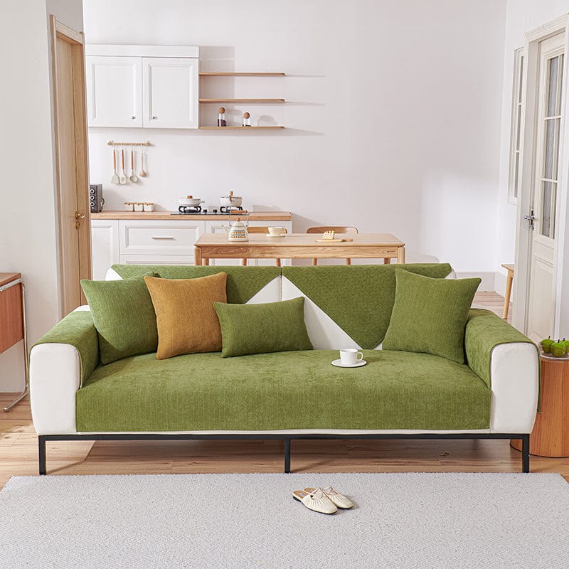 Housse de canapé EasyCover chenille, Olive, posée sur un canapé