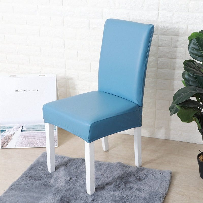 Housse de chaise en simili cuir, Bleu azur, posée sur une chaise