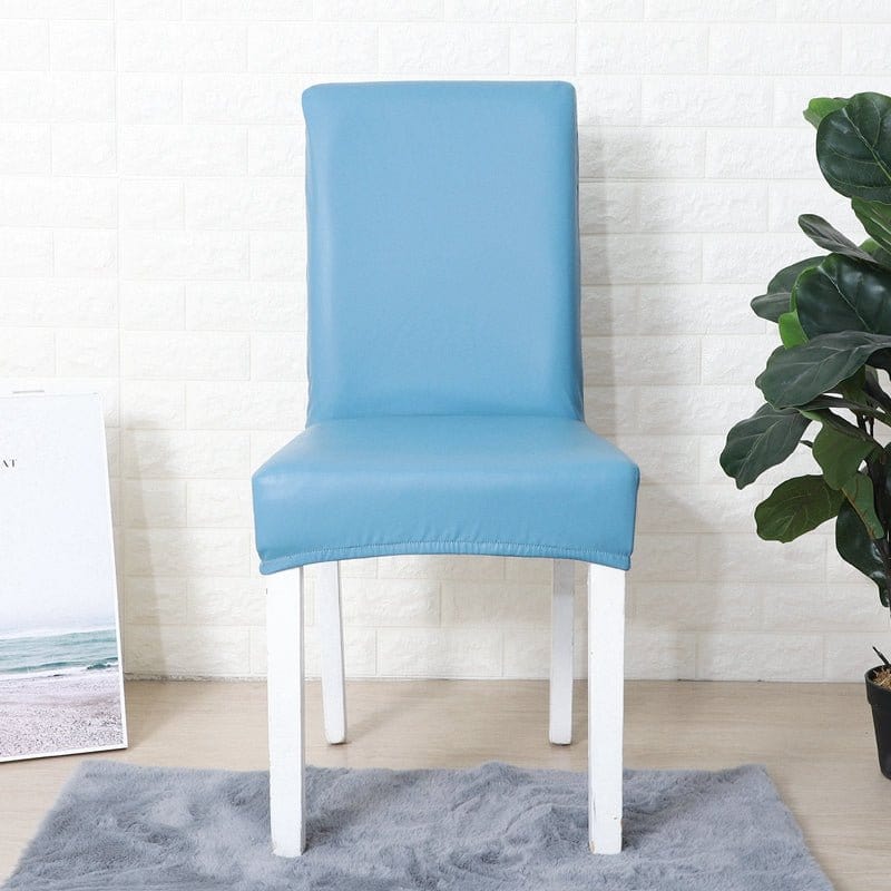 Housse de chaise en simili cuir, Bleu azur, posée sur une chaise — vue 2
