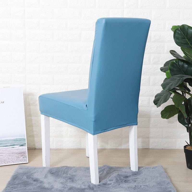 Housse de chaise en simili cuir, Bleu azur, posée sur une chaise — vue 3
