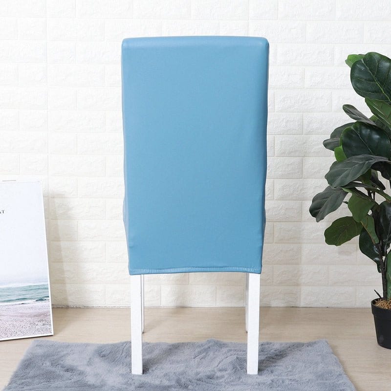 Housse de chaise en simili cuir, Bleu azur, posée sur une chaise — vue 4
