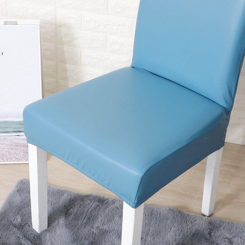 Housse de chaise en simili cuir, Bleu azur, posée sur une chaise — vue 5