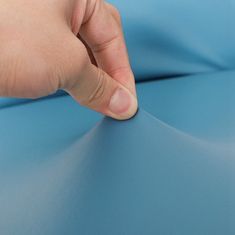 Housse de chaise en simili cuir, Bleu azur, posée sur une chaise — vue 6