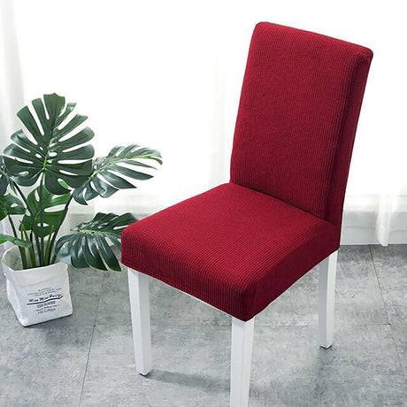 Housse de chaise déperlante, Bordeaux profond, posée sur une chaise