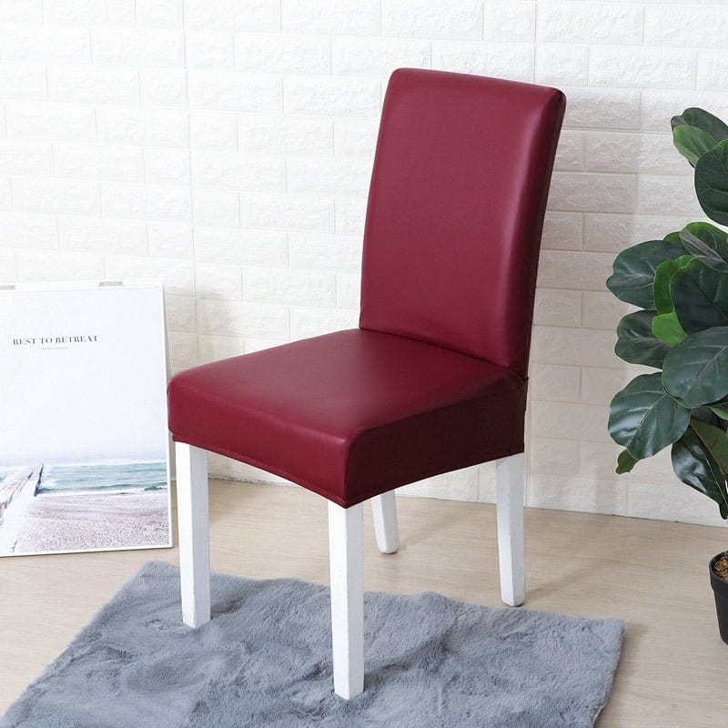 Housse de chaise en simili cuir, Grenat, posée sur une chaise