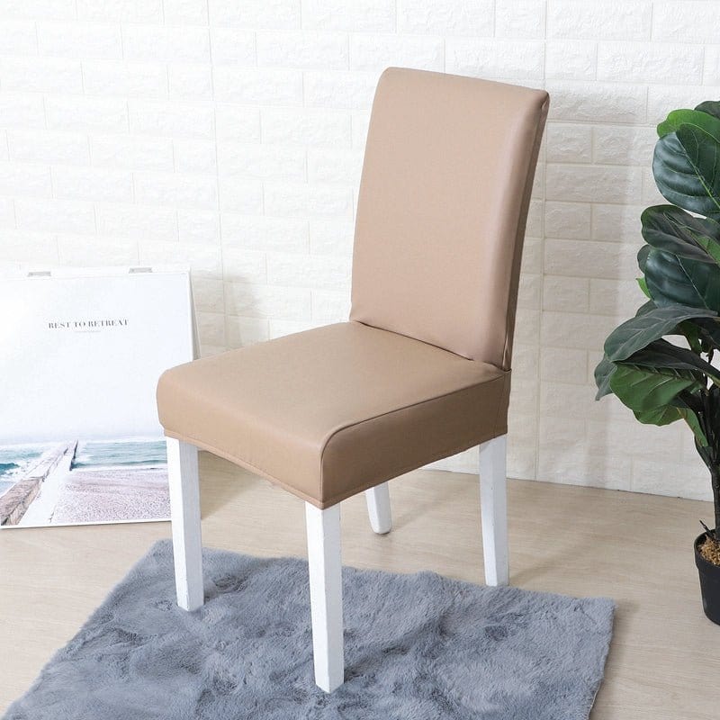 Housse de chaise en simili cuir, Taupe, posée sur une chaise