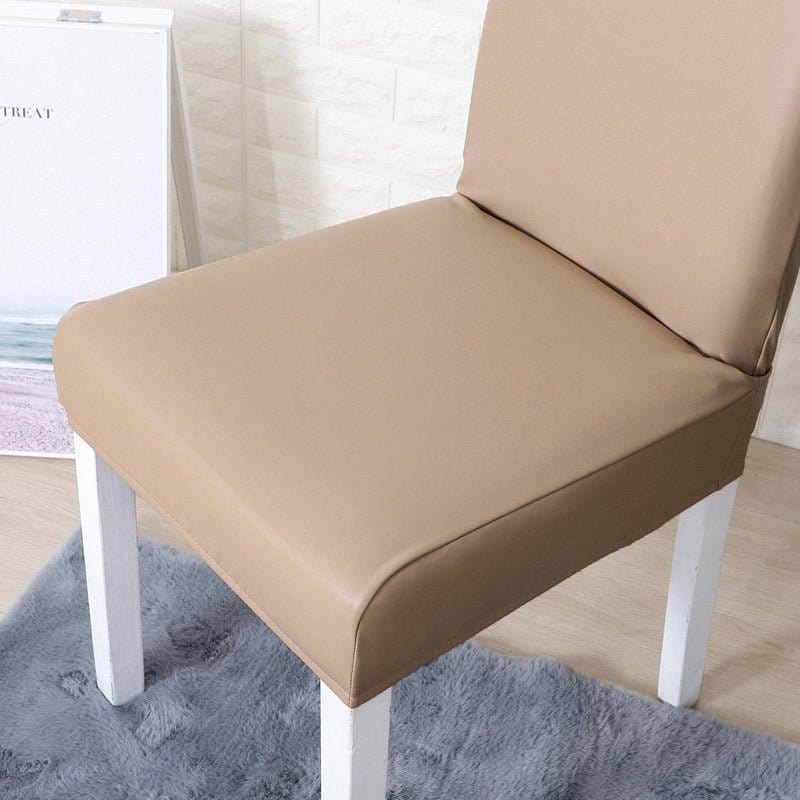 Housse de chaise en simili cuir, Taupe, posée sur une chaise — vue 5
