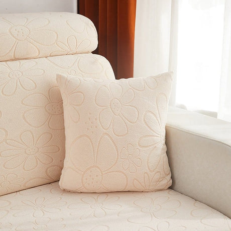 Housses de coussin polaires 45×45, lot de 2, Écru fleurs en relief, posée sur un canapé