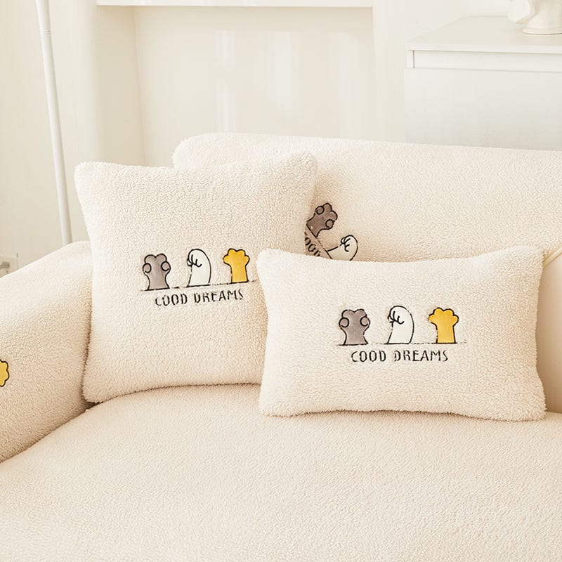 Housse de coussin EasyCover sherpa bouclé 45×45, à l'unité, Blanc crème moutonné, posée sur un canapé