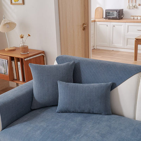 Housse de coussin EasyCover chenille 45×45, à l'unité, Bleu chenille, posée sur un canapé