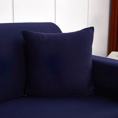 Housses de coussin extensibles 45×45, lot de 2, Bleu marine, posée sur un canapé