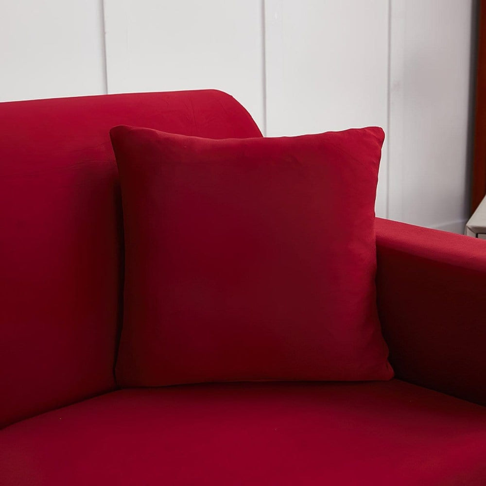 Housses de coussin extensibles 45×45, lot de 2, Bordeaux, posée sur un canapé