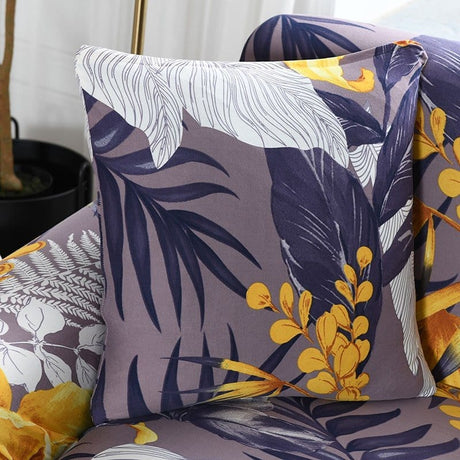 Housses de coussin déperlantes 45×45, lot de 2, Prune feuillage, posée sur un canapé